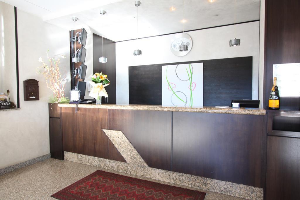 Park Hotel Latina Bagian luar foto