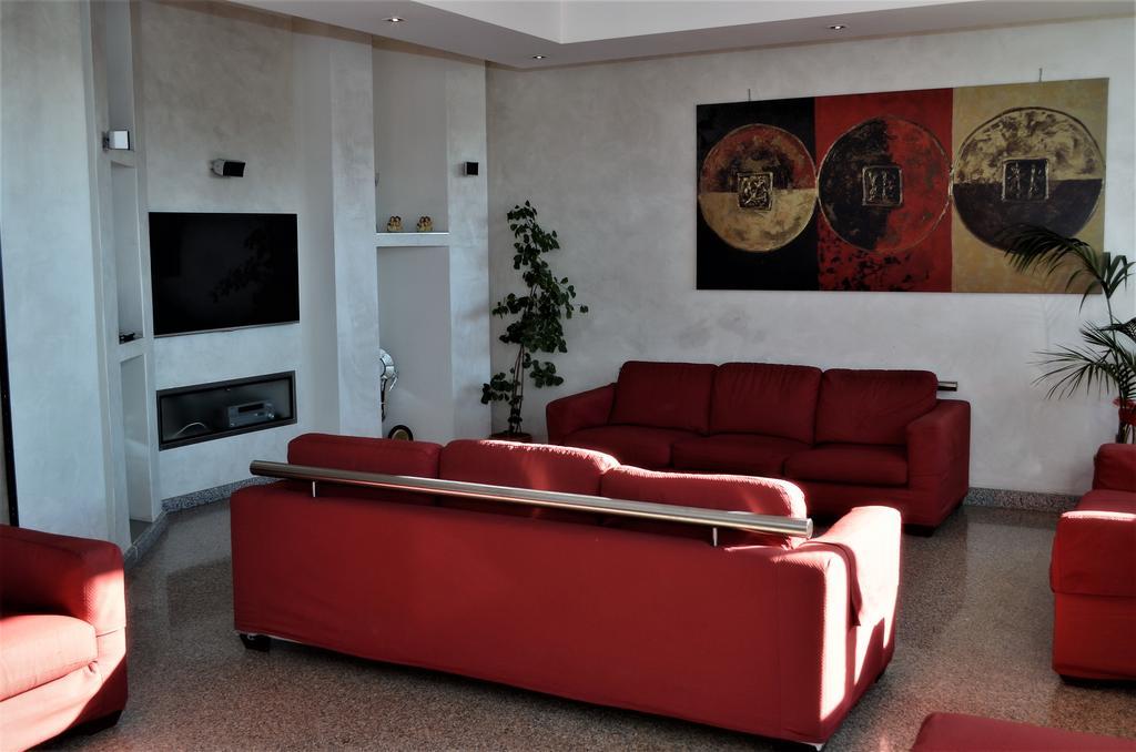 Park Hotel Latina Bagian luar foto
