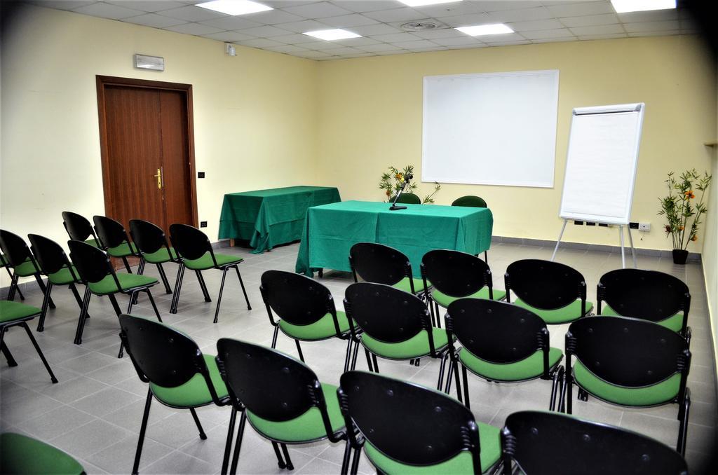 Park Hotel Latina Bagian luar foto