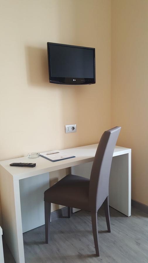 Park Hotel Latina Bagian luar foto