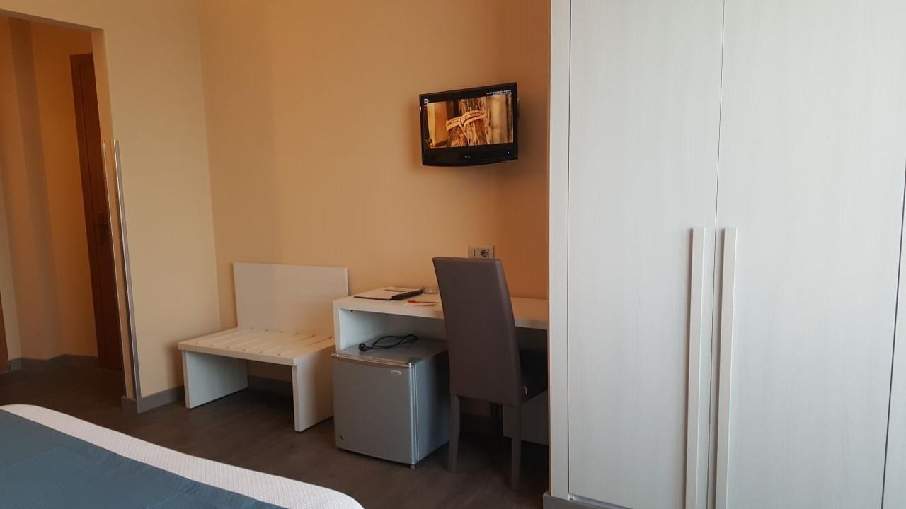 Park Hotel Latina Bagian luar foto