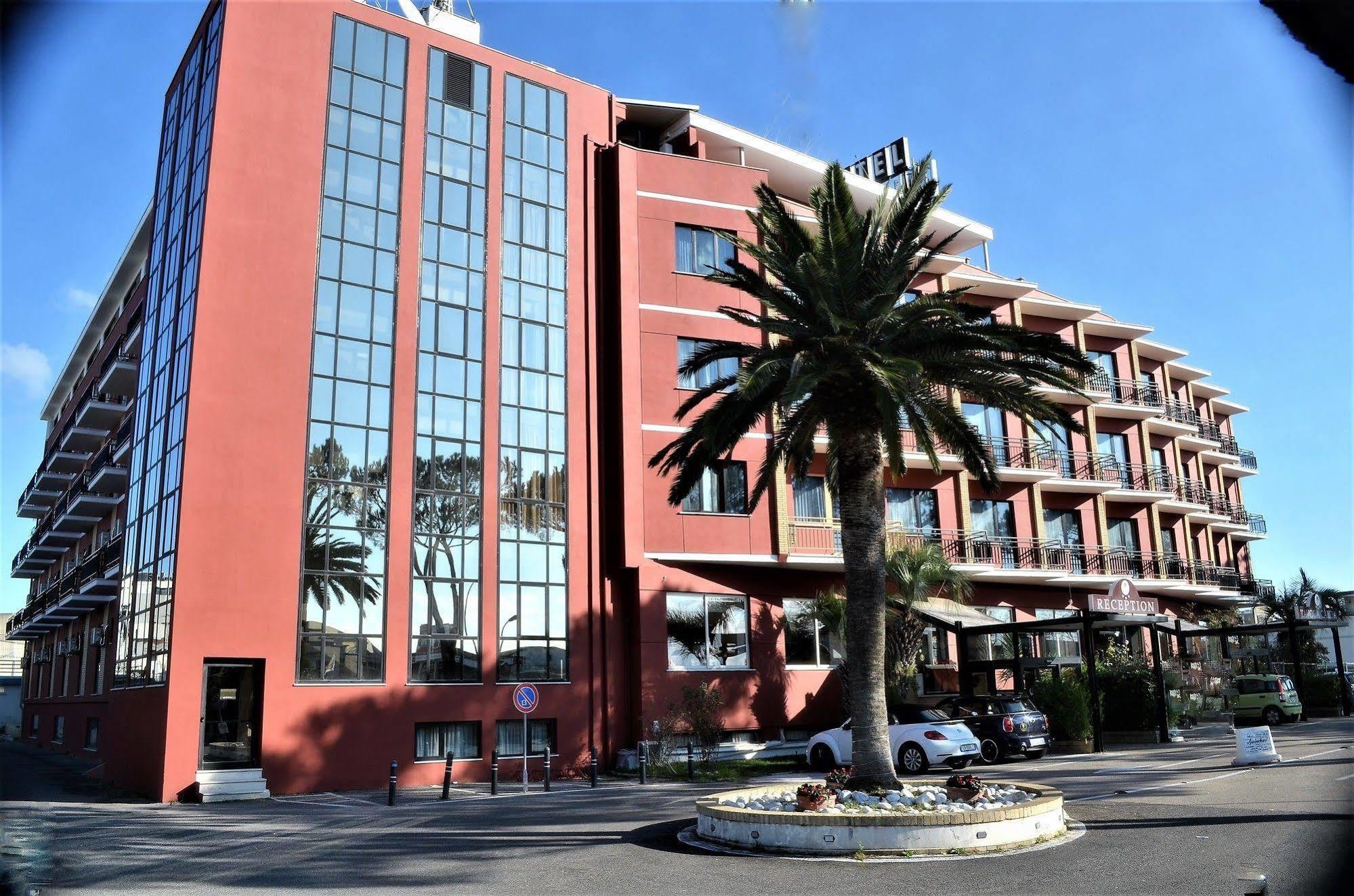 Park Hotel Latina Bagian luar foto