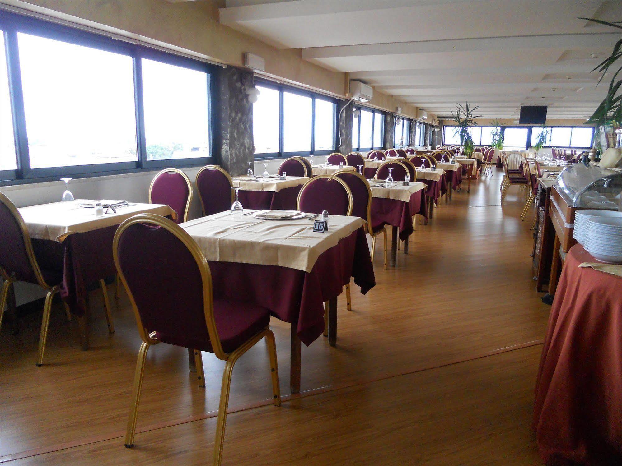 Park Hotel Latina Bagian luar foto