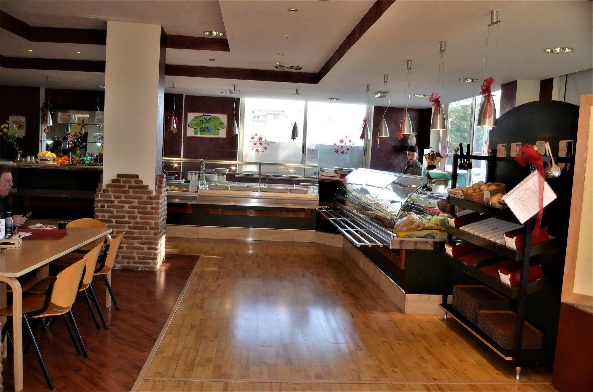 Park Hotel Latina Bagian luar foto