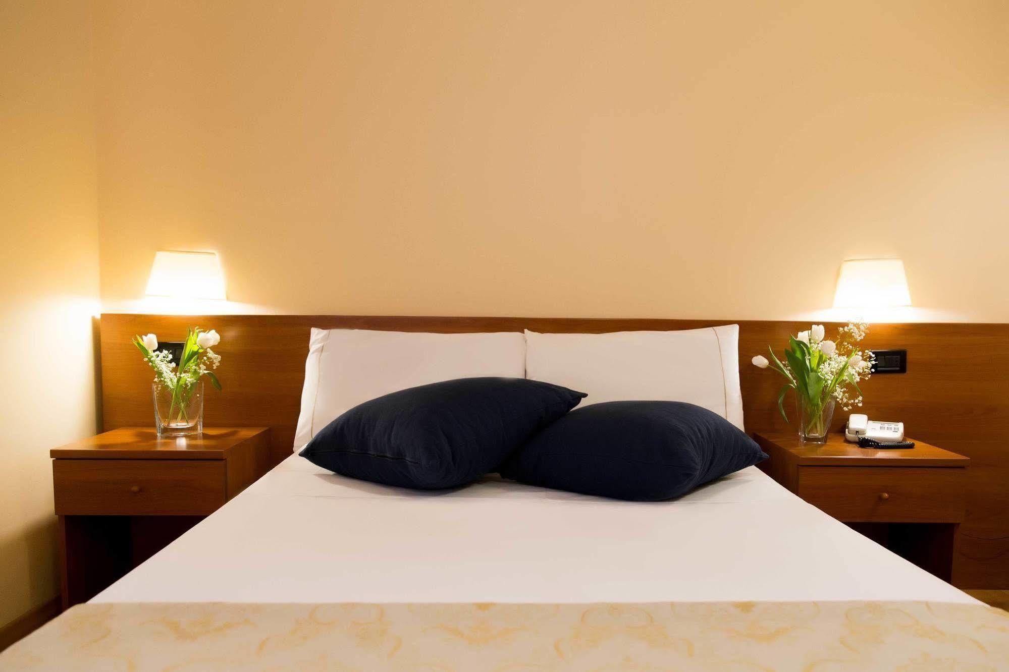 Park Hotel Latina Bagian luar foto