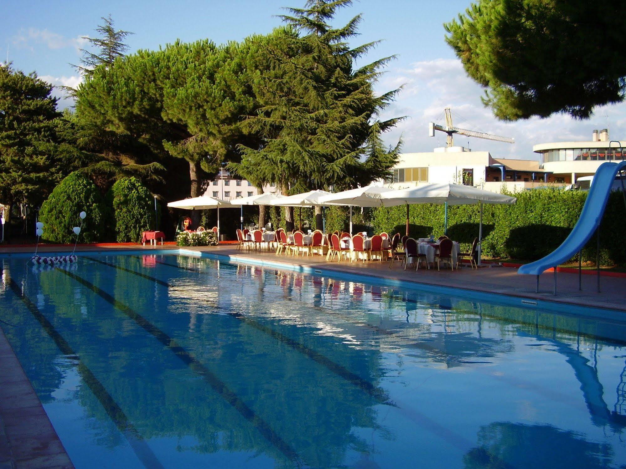 Park Hotel Latina Bagian luar foto