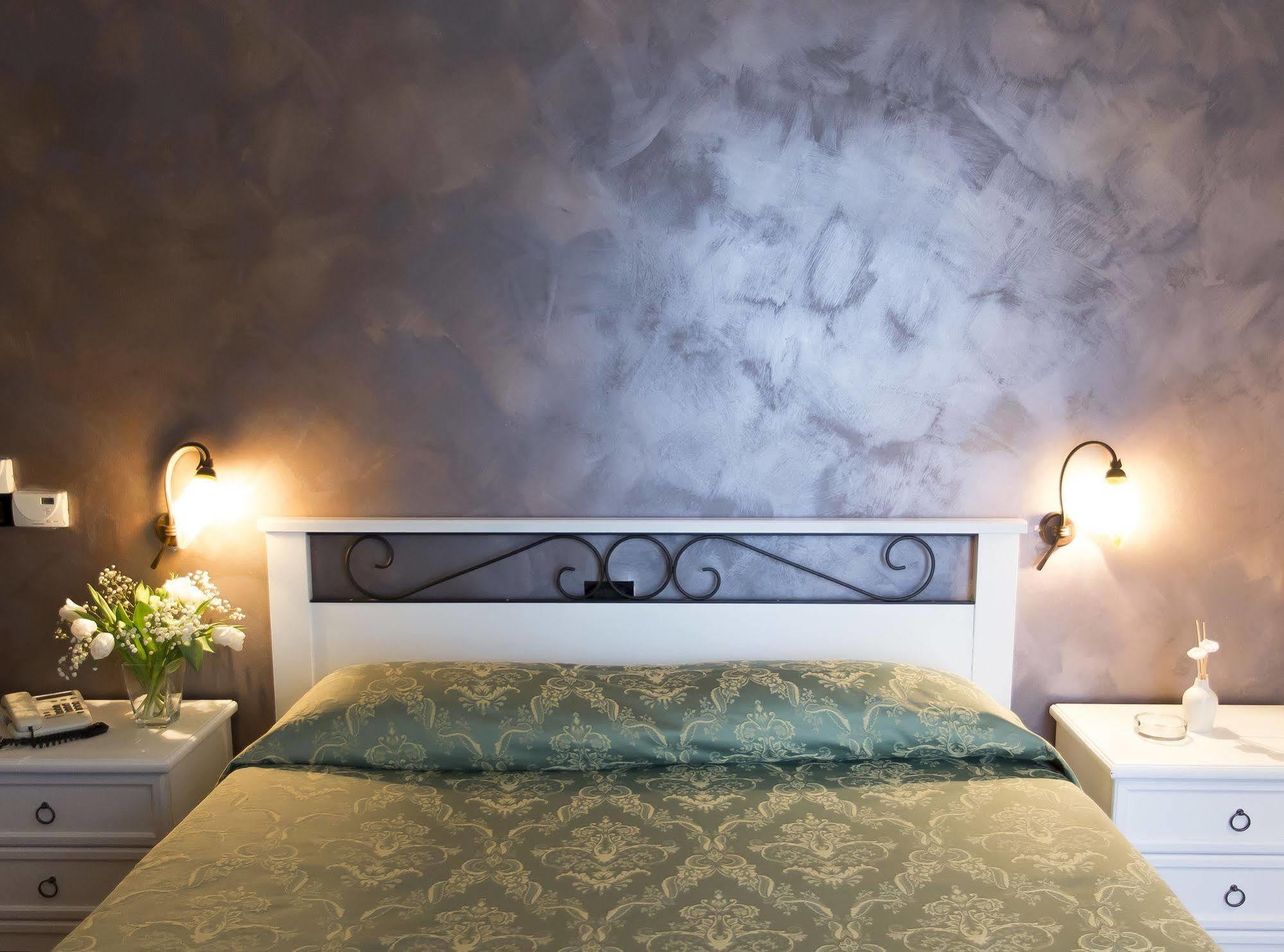 Park Hotel Latina Bagian luar foto