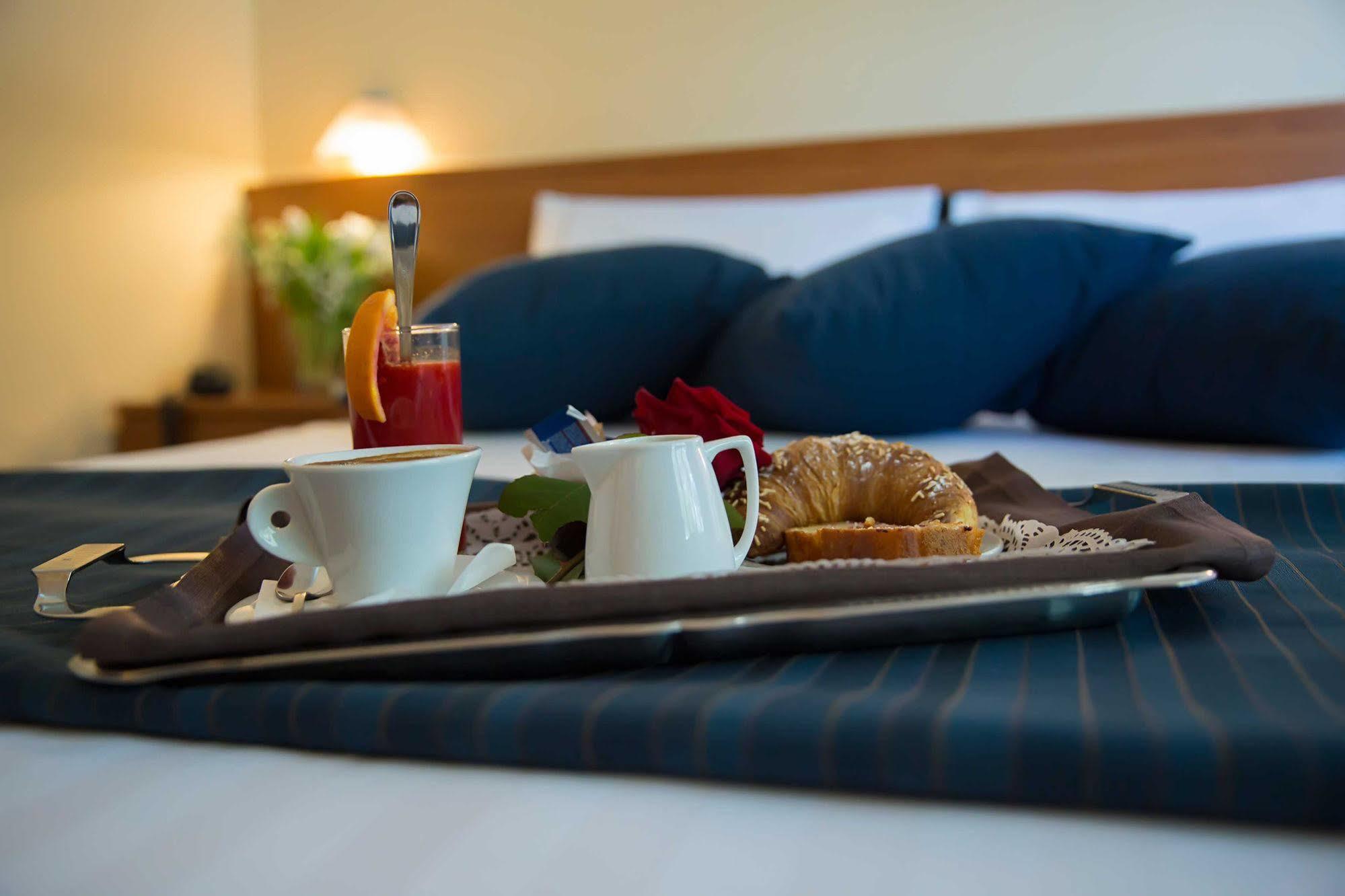 Park Hotel Latina Bagian luar foto