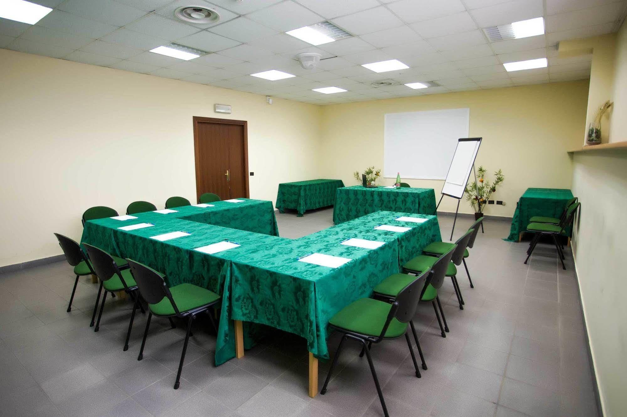 Park Hotel Latina Bagian luar foto