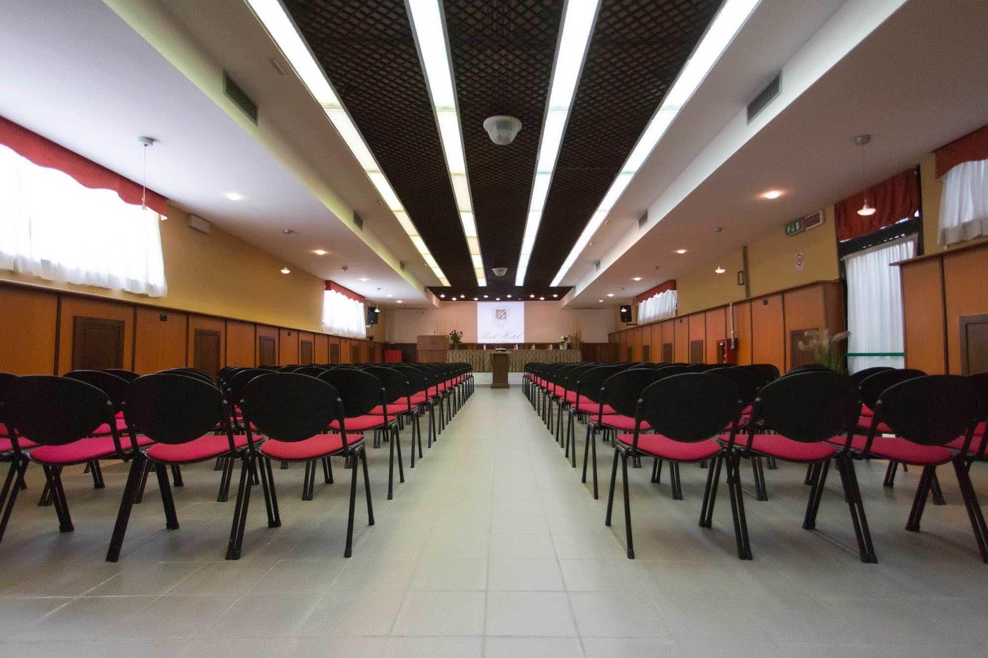 Park Hotel Latina Bagian luar foto
