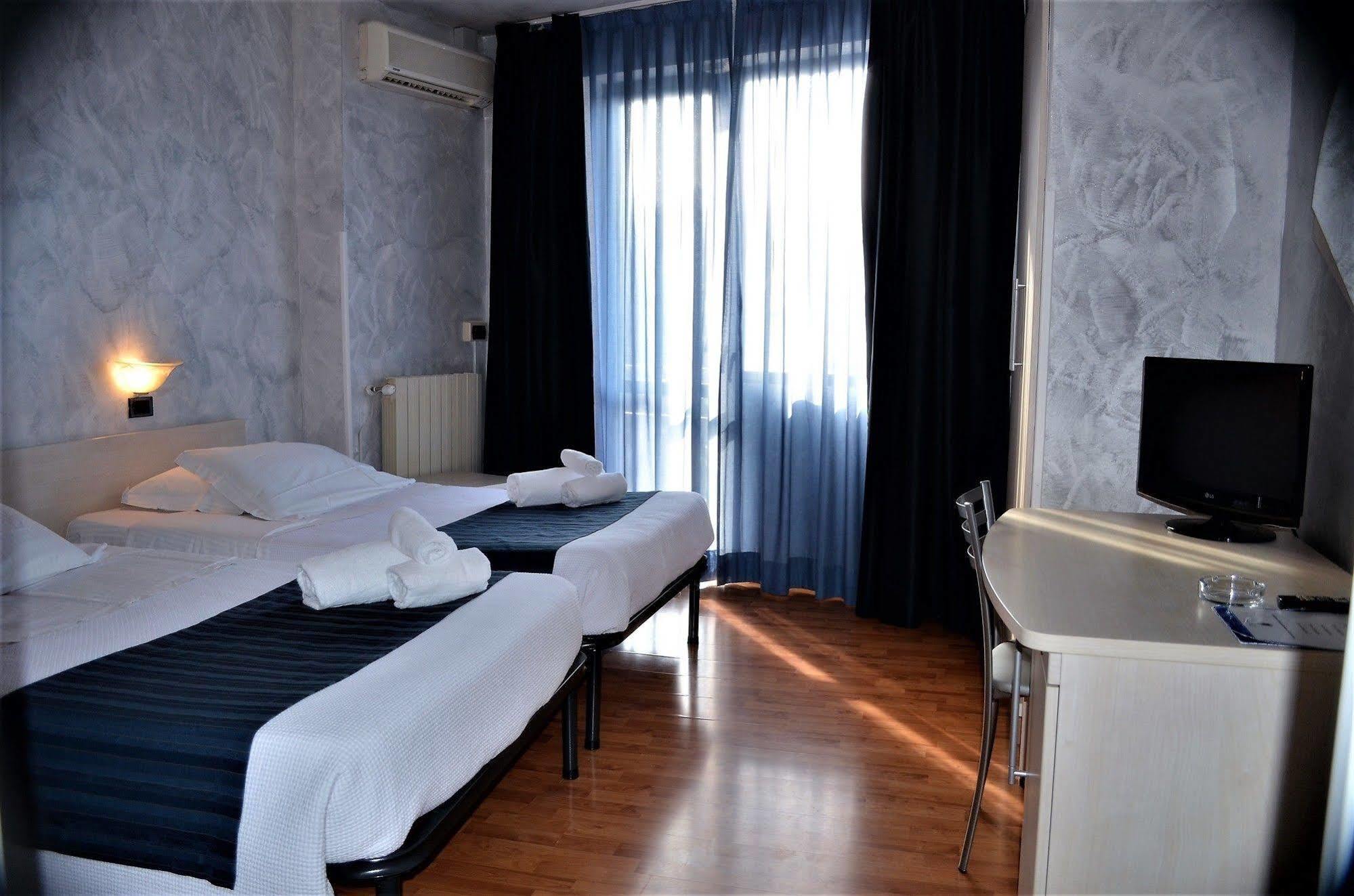 Park Hotel Latina Bagian luar foto